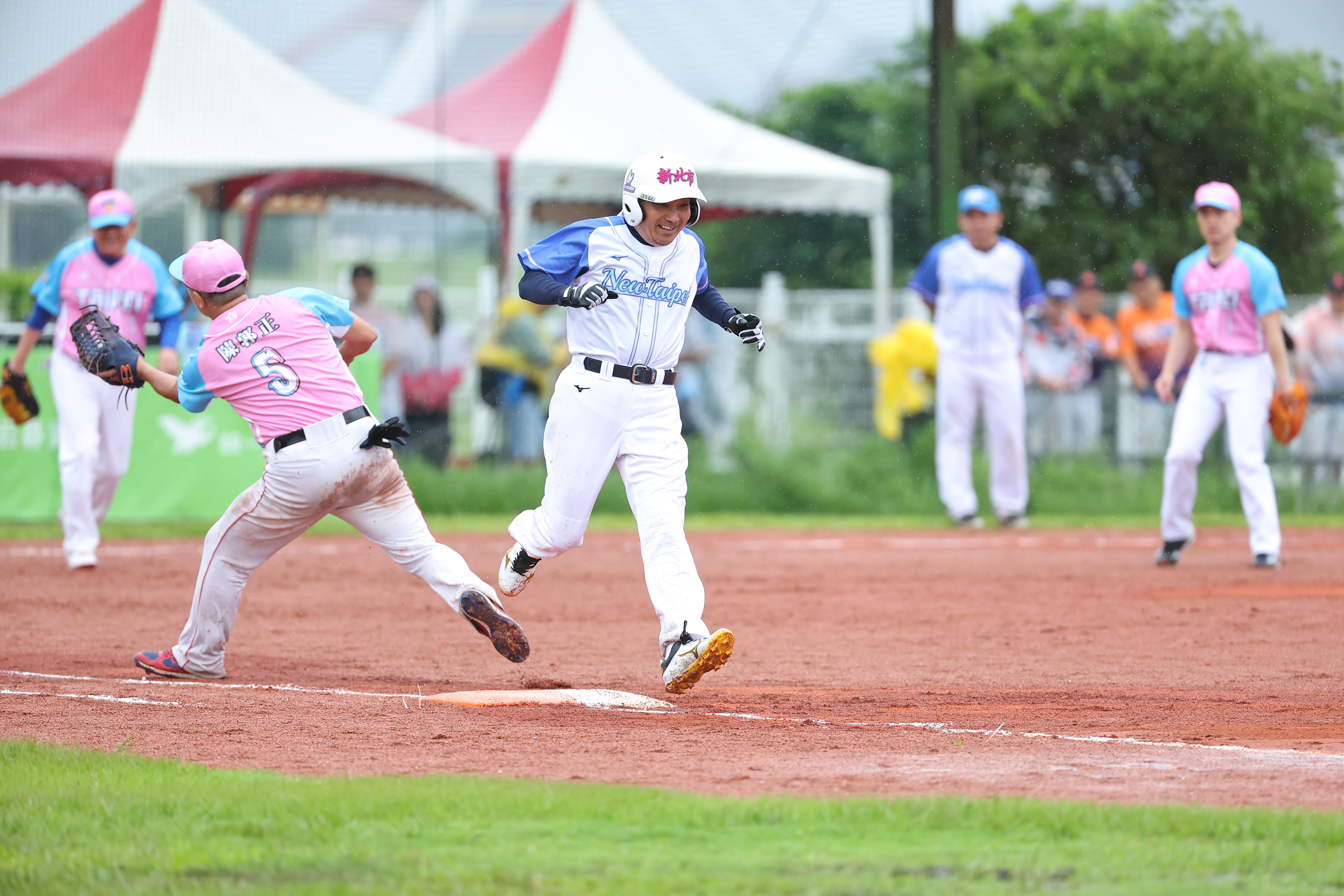  大家在場上一起熱血的打球 一起享受比賽